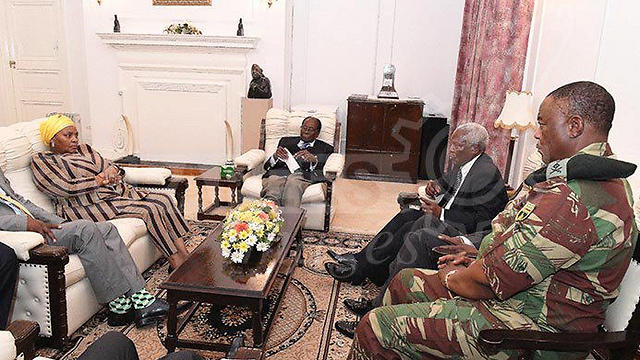 פגישת התיווך בין מוגאבה ומפקדי הצבא שבה השתתפה גם שרה מדרום אפריקה (צילום: רויטרס) (צילום: רויטרס)
