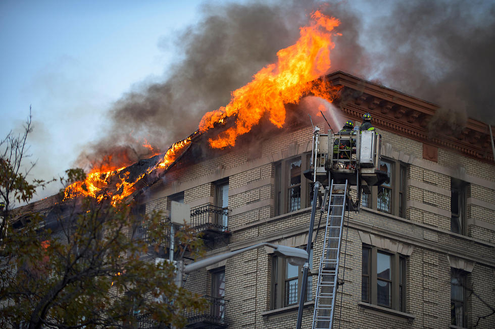 הגג קרס. השריפה במנהטן (צילום: רויטרס) (צילום: רויטרס)