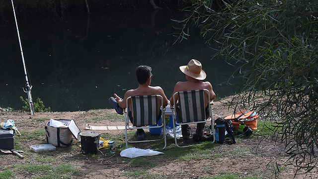 יום חמים בנהר הירדן (צילום: אביהו שפירא) (צילום: אביהו שפירא)
