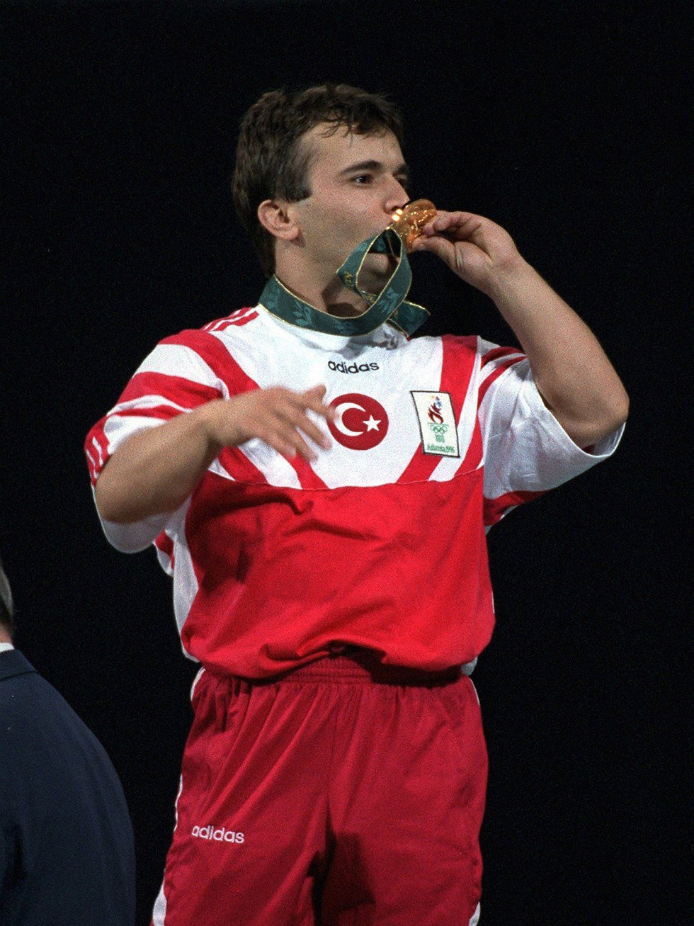 סולימנוגלו ואחת משלוש מדליות הזהב האולימפיות שלו (צילום: gettyimages) (צילום: gettyimages)