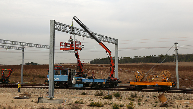 Train construction work done on Shabbat (Photo: Ofer Meir)