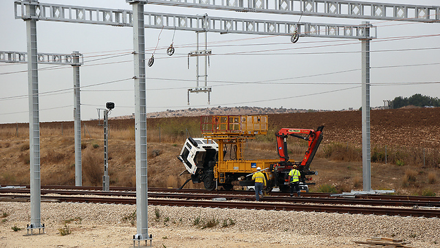 Train construction work done on Shabbat (Photo: Ofer Meir)