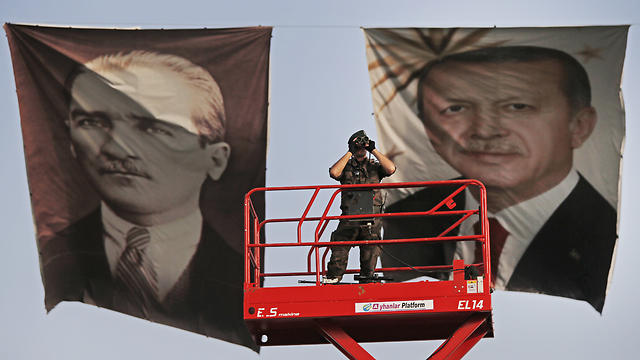 כרזות של ארדואן ומייסד טורקיה אטאטורק (צילום: AP) (צילום: AP)