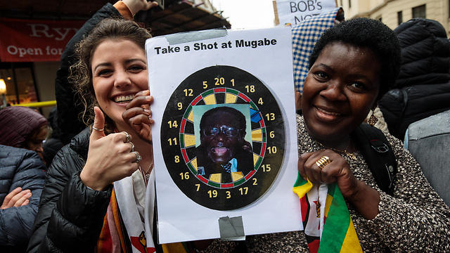 חגיגות מחוץ לשגרירות זימבבואה בלונדון (צילום: gettyimages) (צילום: gettyimages)