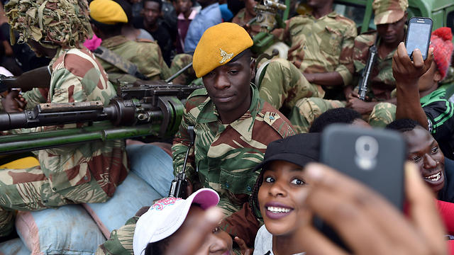 סלפי עם החיילים  (צילום: AFP) (צילום: AFP)
