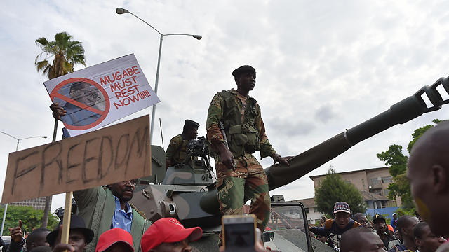 מפגינים לחופש - עם הצבא - בבירה הארארה (צילום: AFP) (צילום: AFP)