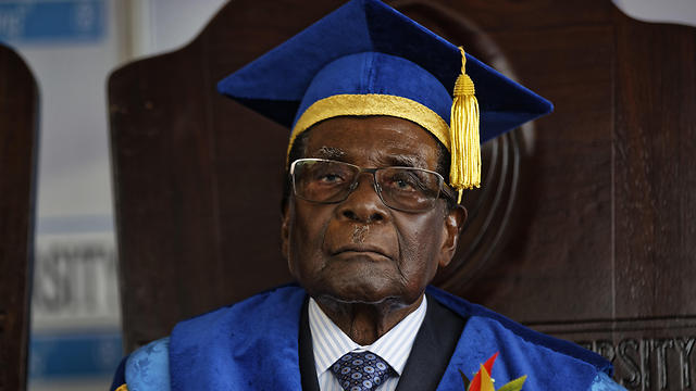 רוברט מוגאבה בטקס סיום באוניברסיטה (צילום: AP) (צילום: AP)
