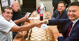 נשיא פיד"ה קירסאן אילמוז'ינוב (מימין) נפגש עם יו"ר איגוד השחמט, ד"ר ברקאי