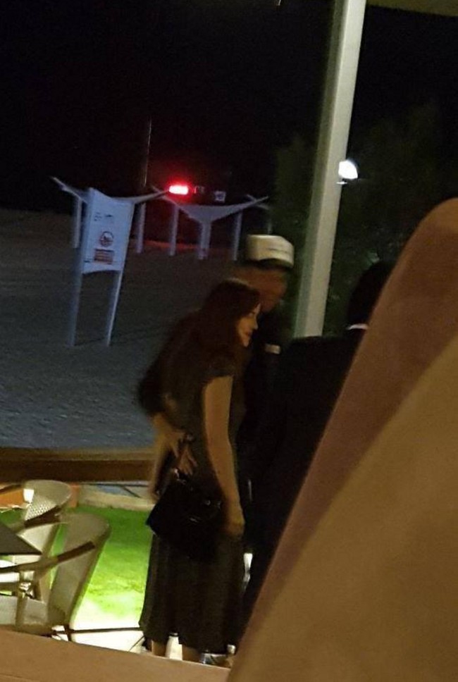 על שפת הים בישראל. מרטין וג'ונסון חבוקים (ידיעות אחרונות) על שפת הים בישראל. מרטין וג'ונסון חבוקים (ידיעות אחרונות)