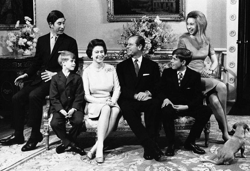 משפחת המלוכה בשנת 1972. משמאל: הנסיך צ'ארלס (צילום: AP) (צילום: AP)