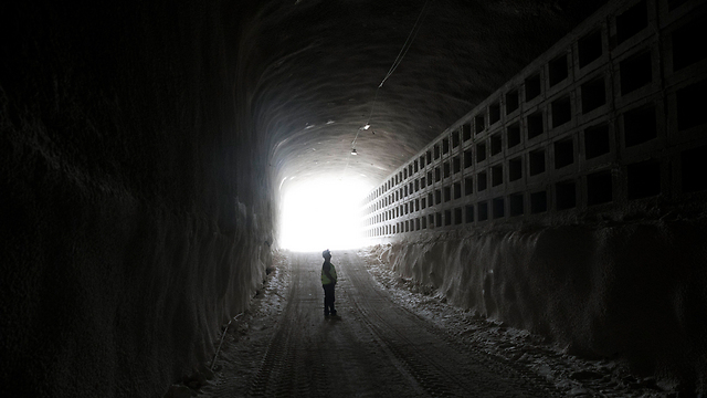 העבודות בתוך המנהרות (צילום: EPA) (צילום: EPA)