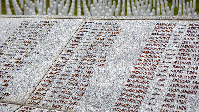 אתר זיכרון לקורבנות טבח סרברניצה בפוטוקרי (צילום: AP) (צילום: AP)