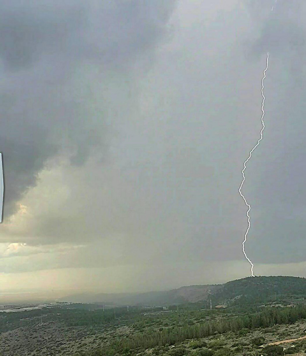 סופת ברקים ליד היישוב גילון שבצפון (צילום : דקל בן דוד) (צילום : דקל בן דוד)