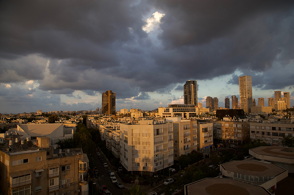 עננים מעל תל אביב (צילום: מאיה שקל) (צילום: מאיה שקל)