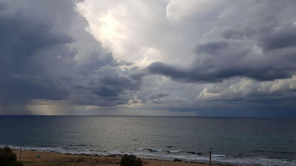 עננות מפותחת מעל חוף נהריה (צילום: גיא גיבלי, טק מרין) (צילום: גיא גיבלי, טק מרין)