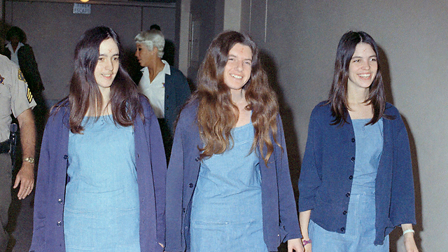 סוזי אטקינס (משמאל), פטרישיה קרנווינקל ולזלי ואן הוטן במשפט ב-1970 (צילום: AP) (צילום: AP)