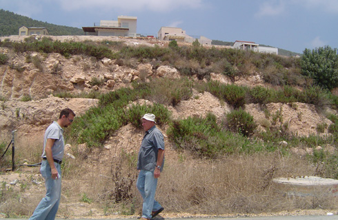 משה ארבל (מימין) עם אדריכל הבית, לפני תחילת הבנייה. "היה חשוב שתהיה גינה" (צילום: אלבום פרטי)