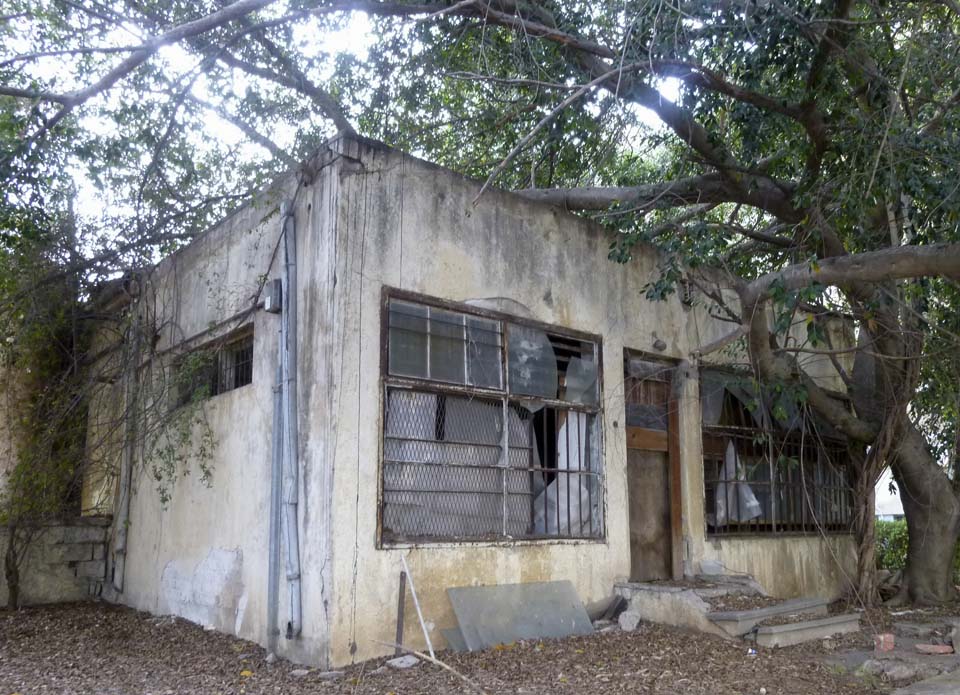 Заброшенное здание аптеки в Гиватаиме