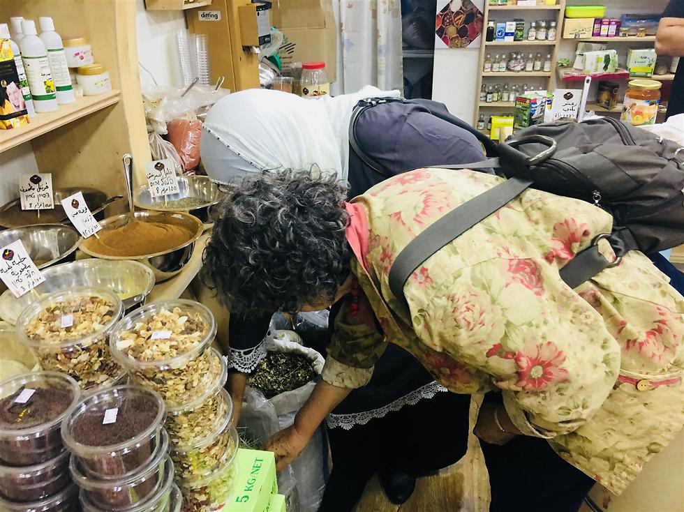 נעזרות אחת בשנייה. בחנות התבלינים בבאקה אל גרבייה (צילום: יח"צ) (צילום: יח