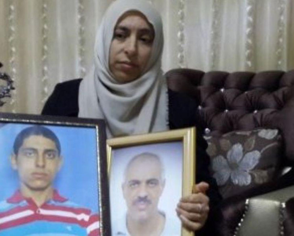 אגבאריה ותמונות בני משפחתה שנרצחו ()