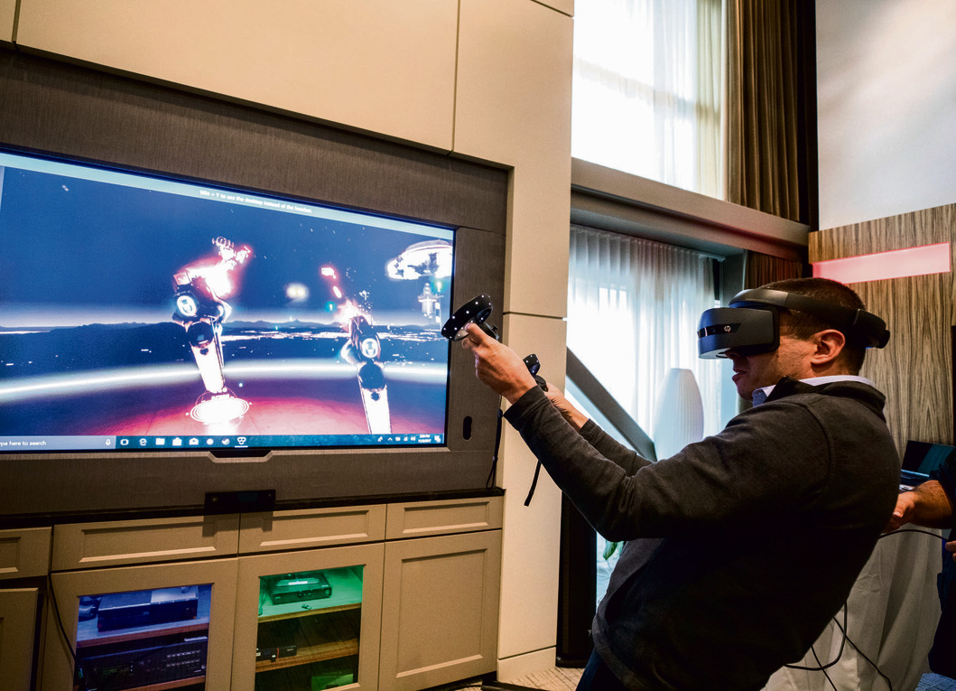 שקד בקסדת מציאות מדומה משחק באחד ממשחקי אקסבוקס החדש. יכולות משכנעות