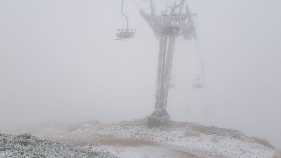 שלג בחרמון, הבוקר (צילום: מיקי ענבר, אתר החרמון) (צילום: מיקי ענבר, אתר החרמון)
