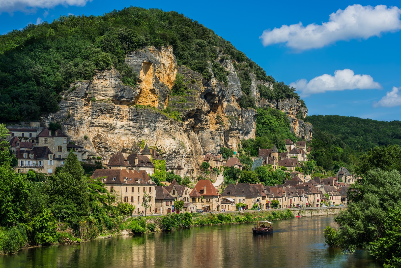 בתי העיירה שנבנו למרגלות ההר (צילום: Shutterstock) (צילום: Shutterstock)