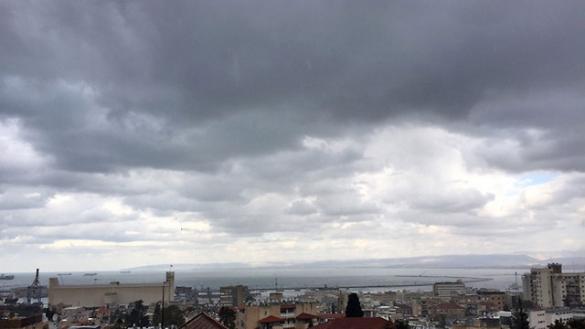 מעונן בחיפה (צילום: פואד אבו ורדה) (צילום: פואד אבו ורדה)