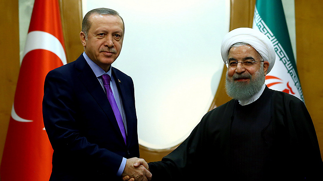 Erdoğan (L) shaking hands with Rouhani (Photo: Reuters)