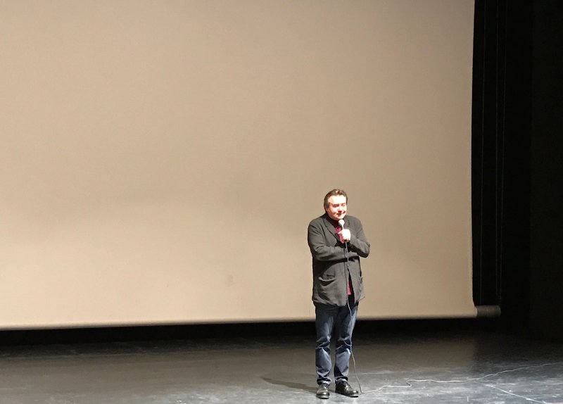 Алексей Учитель на сцене кинотеатра в Хайфе. Фото: Дмитрий Мирский