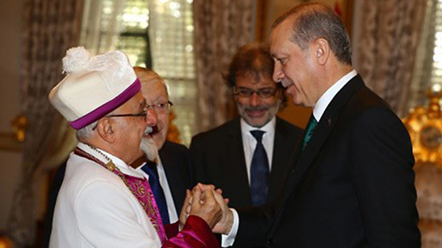 "אנחנו מכבדים טת כולם". הרב חליבה עם נשיא טורקיה ארדואן. מאחור: יצחק איברהימזאדה ()