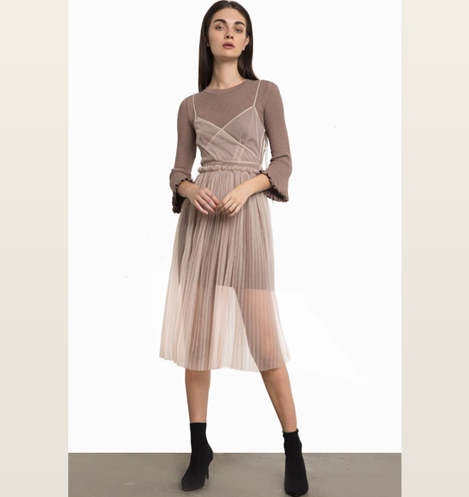 ההמלצה שלנו מפיקסי מרקט: שמלה עשויה שכבות מדגם Chloe Taupe Knit Organza Layered Dress (צילום: מתוך pixiemarket.com)