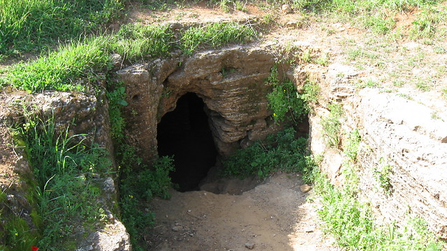 פתח של אחת ממערות אפקה (צילום: אורי, מתוך ויקיפדיה) (צילום: אורי, מתוך ויקיפדיה)