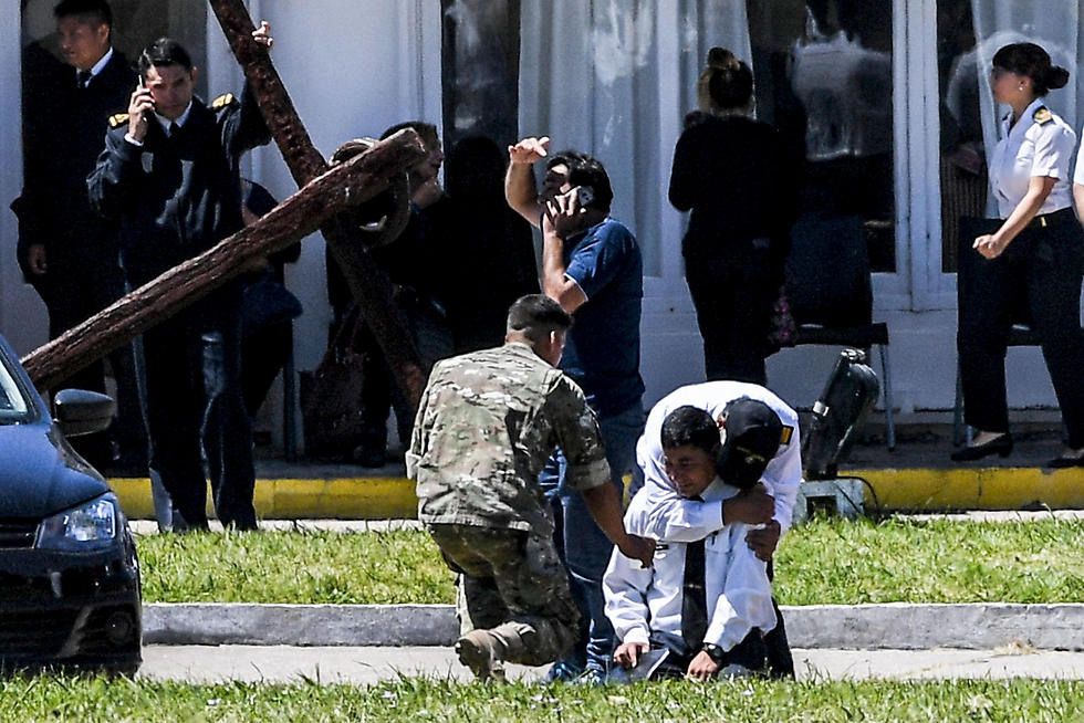 הופסקו החיפושים. חייל מחבק את אביו של אחד הנעדרים (צילום: AP) (צילום: ) (צילום: )