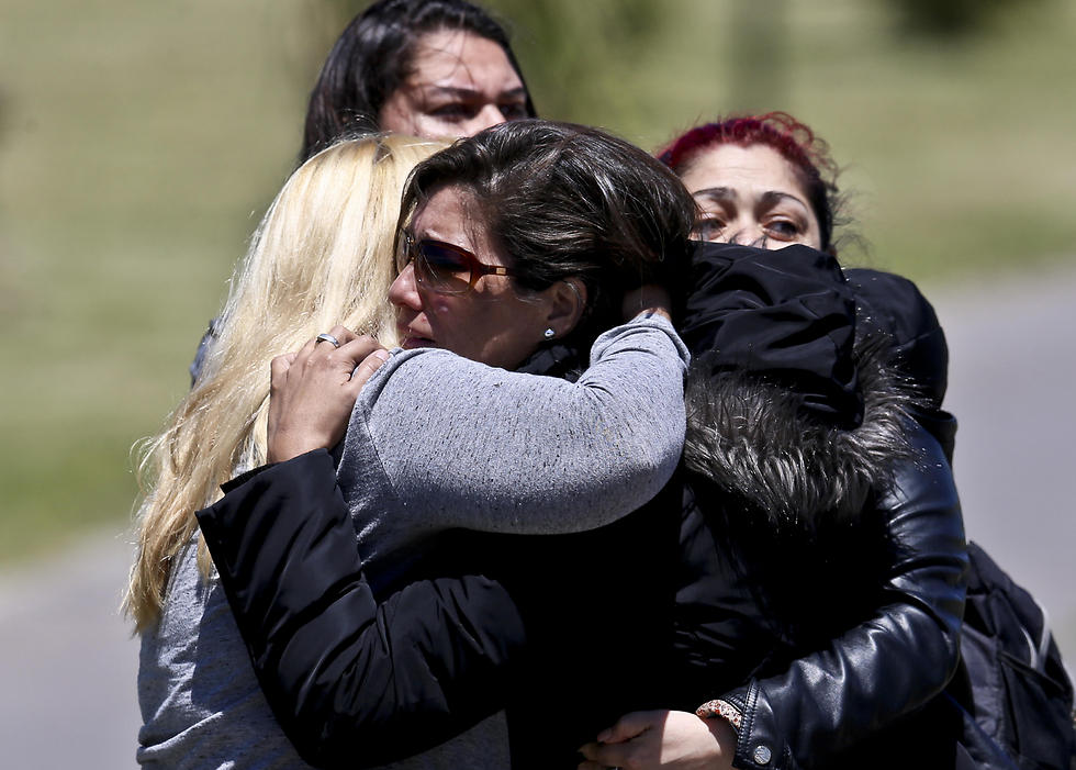 לא מאמינים לרשויות. משפחות הנעדרים מחוץ לבסיס (צילום: AP) (צילום: AP)