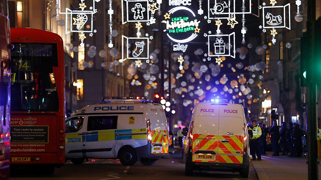 "מתייחסים לדיווחים כאל דיווחים על פיגוע". כוחות ביטחון ברחוב אוקספורד (צילום: רויטרס) (צילום: רויטרס)