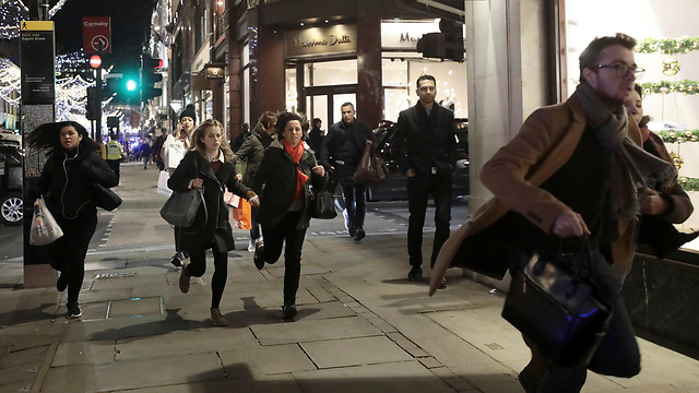"אנשים רצו לכל הכיוונים". נמלטים מרחוב אוקספורד בלונדון (צילום: רויטרס) (צילום: רויטרס)