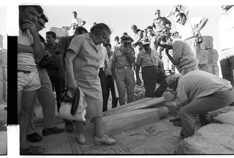Моше Даян показывает Голде уникальную мозаику около Хеврона. Фото: Давид Рубингер, снято в 1971 году
