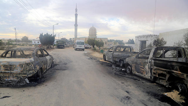 מכוניות ששרפו המחבלים ליד המסגד (צילום: רויטרס) (צילום: רויטרס)