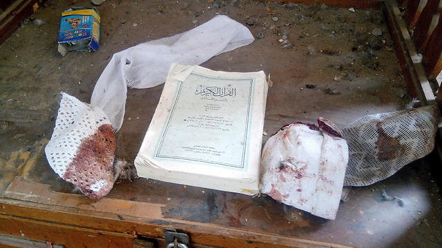 כתמי דם וספרי קודש במסגד שהפך לזירת פיגוע (צילום: רויטרס) (צילום: רויטרס)