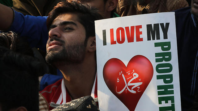 "אני אוהב את הנביא שלי". מפגינים בפקיסטן (צילום: EPA) (צילום: EPA)