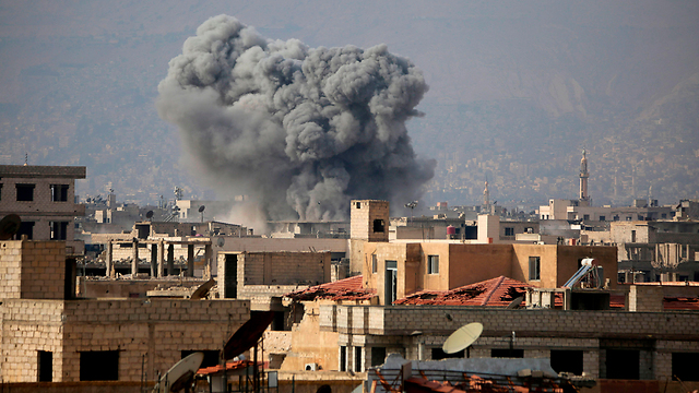 הפגזה של צבא אסד באזור א-רוטה בפרברי דמשק (צילום: AFP) (צילום: AFP)