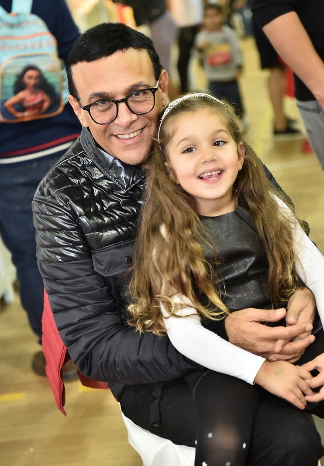 משקיע בזמן איכות עם אמילי. רוני מאנה (צילום: ארן חן) משקיע בזמן איכות עם אמילי. רוני מאנה (צילום: ארן חן)