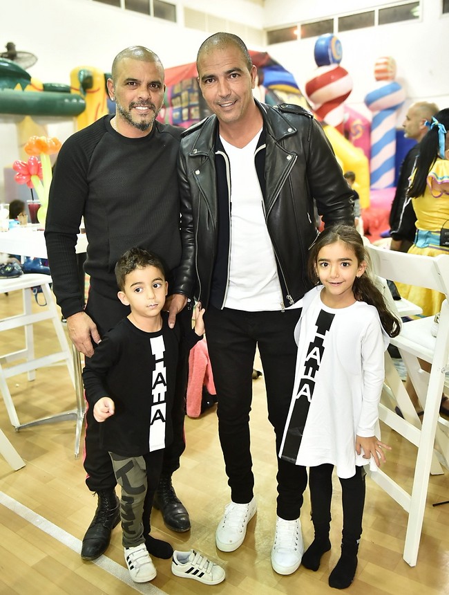 לא רק בליינים. אייל גולן עם חיים רביבו והילדים (צילום: ארן חן) לא רק בליינים. אייל גולן עם חיים רביבו והילדים (צילום: ארן חן)