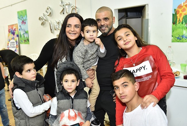 המשפחה המורחבת. אייל גולן עם אופירה אסייג והילדים (צילום: ארן חן) המשפחה המורחבת. אייל גולן עם אופירה אסייג והילדים (צילום: ארן חן)