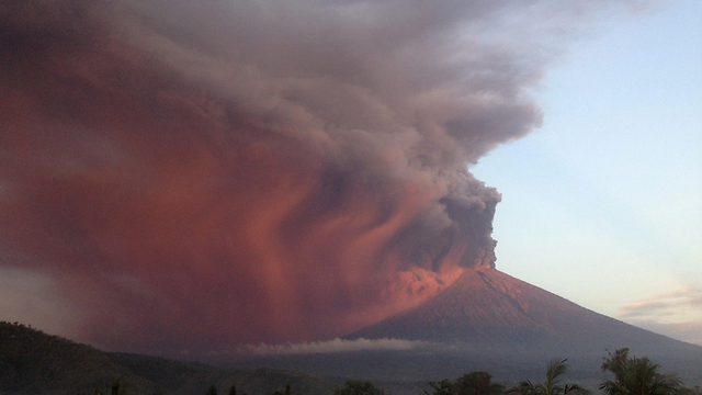 בהתפרצות ב-1963 נהרגו יותר מאלף בני אדם. הר הגעש אגונג, באלי (צילום: רויטרס) (צילום: רויטרס)