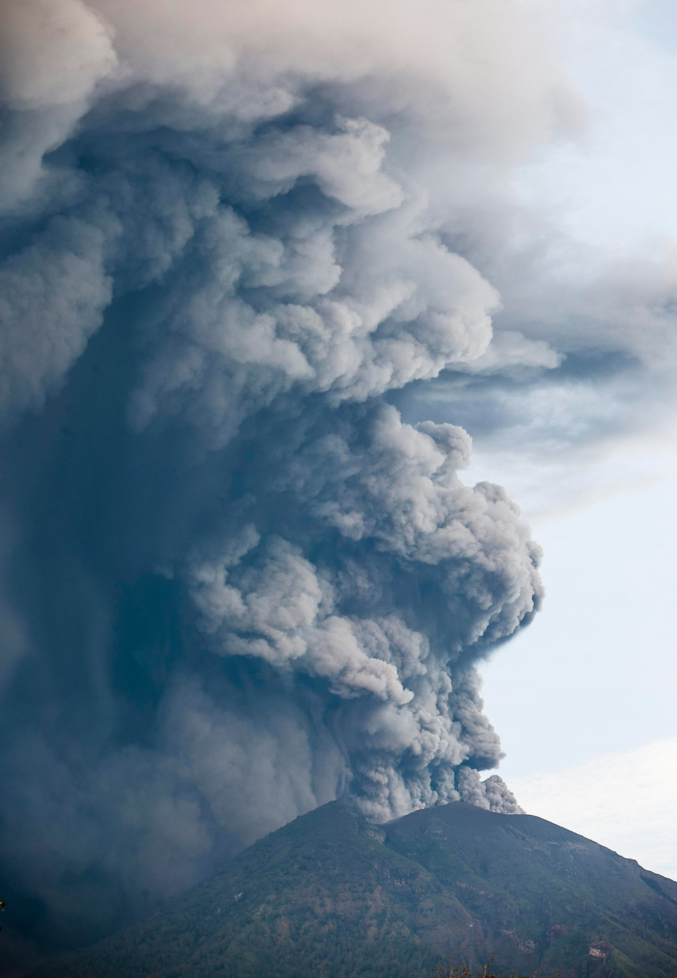 התפרצות הר הגעש אגונג (צילום: EPA) (צילום: EPA)