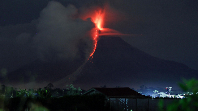 הר הגש אגונג בלילה (צילום: AFP) (צילום: AFP)