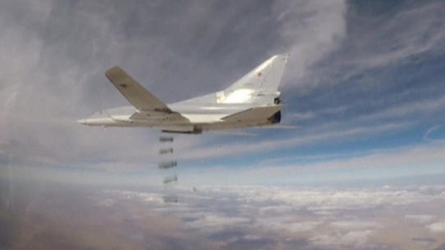 מטוס קרב רוסי מטיל פצצות בסוריה (צילום: רויטרס) (צילום: רויטרס)