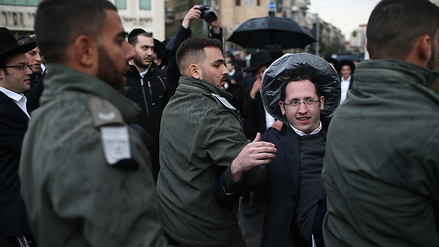Haredi arrested in Anti-draft demonstration (Photo: Ohad Zwigenberg)